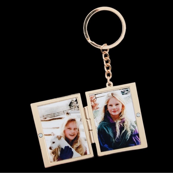 TAYLOR SWIFT RARE Christmas Tree Farm Taylor Swift Keychain - Picture 4 of 5